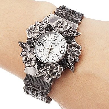 Embossed flower quartz watch