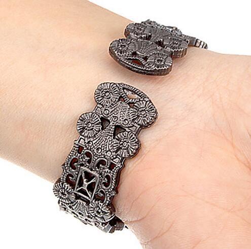 Embossed flower quartz watch
